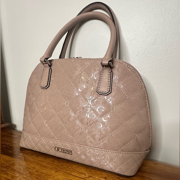 GUESS purse with a removable shoulder strap. - Picture 3 of 12